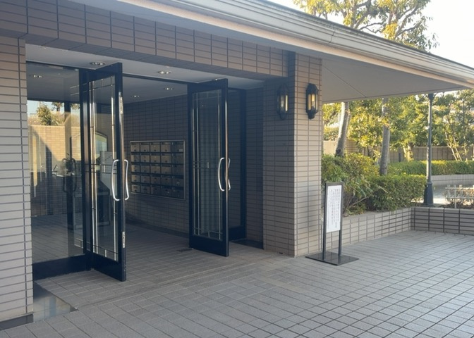 玄関は家の顔でもあり、家族以外の目にも止まる場所です。玄関は外との間を仕切る扉、靴などをしまっておく収納スペース、靴脱ぎのたたきスペース、来客とのやり取りをするドアホンなど複数のアイテムからなります。