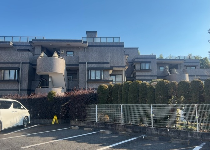 一般的なバルコニーは、奥行1.5ｍ程ですが、ワイルドバルコニーは2ｍまで広がっています。そのため洗濯物の間隔をあけ干すことができ、乾きやすいというメリットや、ガーデニングが楽しめる等の特徴があります。