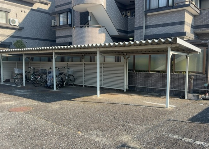 車一台あたりに必要なスペースは、標準サイズの普通自動車で横幅2m50cm、長さ5mは必要になります。ただし、乗降のことも考慮して横幅3m30cm、長さ5m50cmほどは確保できるところを選びましょう。