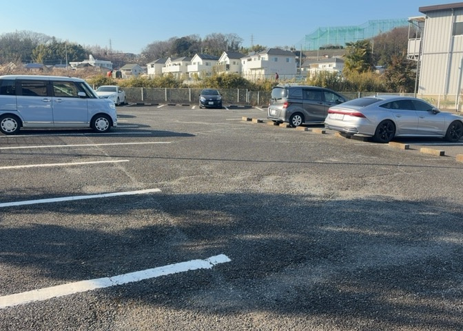 駐車場と明記されていても、最小スペースでつくられた駐車場だと大型車は駐車できなかったり、出入りしにくくなったりする可能性があります。お車のサイズと購入したい物件の駐車場のサイズを現地で確認しましょう。