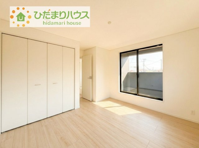 広めの主寝室は、ベッドの他にもパソコンデスクやドレッサーなども置けちゃいます(*^-^*)