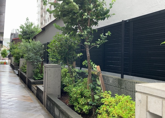 物件によっては、入居者が個人的に使用できる専用庭がついているものもあります。また、住宅の中にある土間の部分を庭と呼ぶこともあります。庭の用途は住む人によって変わり、それによってデザインもさまざまです。