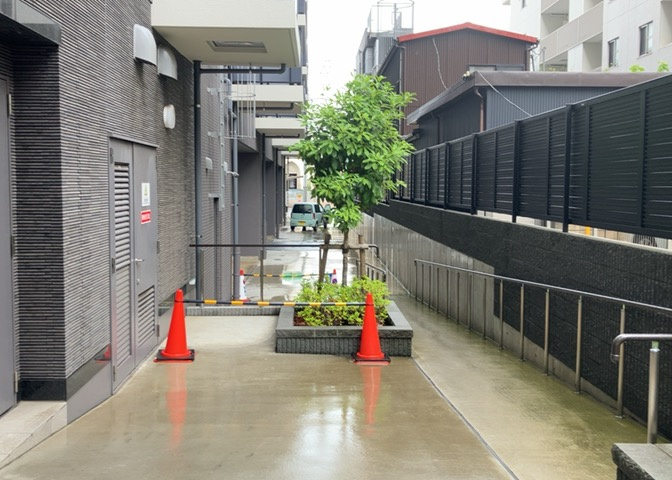 中庭（パティオ）とは、一つの建築物の内部に設けられた、壁などで囲われている庭のことを指します。コの字型、ロの字型が主流ですが、L字型の中庭もあります。最近では、インテリア性の高さからも人気があります。