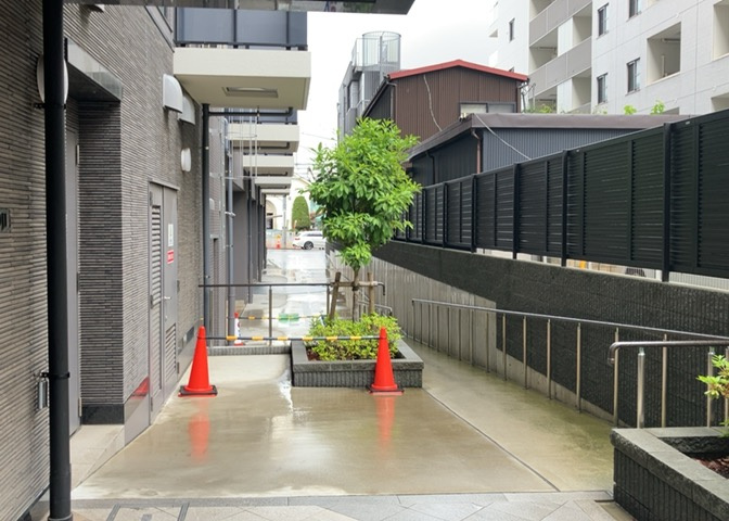 共用部分は、一棟の建物に住む区分所有者全員が共同で所有するとし、共用部分の管理、補修などは、区分所有者で形成される管理組合が行います。個人の判断で勝手に変更することはできませんので覚えておきましょう。