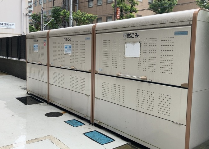 共有部分は、住民なら誰もが使える設備のこと。例えば駐車場やエレベーター、インターネット設備、セキュリティ設備などがあります。他にも、マンションの廊下・外部階段やエントランス・ゴミ置き場などがあります。