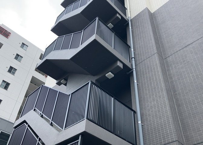 共用部分は、一棟の建物に住む区分所有者全員が共同で所有するとし、共用部分の管理、補修などは、区分所有者で形成される管理組合が行います。個人の判断で勝手に変更することはできませんので覚えておきましょう。