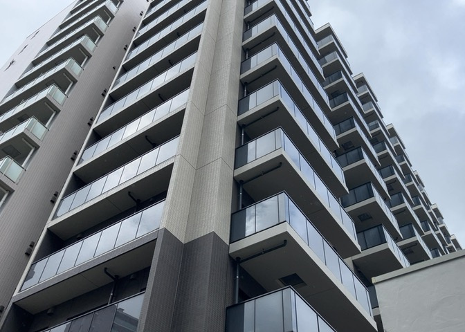 外観はマンション管理がされているかの目安になります。築年数が古いと、壁面は劣化してひび割れが生じることも！建物が古びていても細かいところが修繕されていると、きちんと管理されているなぁと感じるでしょう。