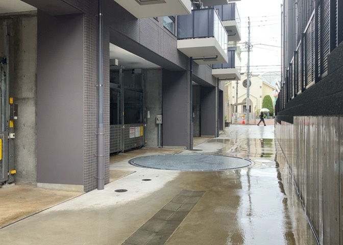 駐車場と明記されていても、最小スペースでつくられた駐車場だと大型車は駐車できなかったり、出入りしにくくなったりする可能性があります。お車のサイズと購入したい物件の駐車場のサイズを現地で確認しましょう。