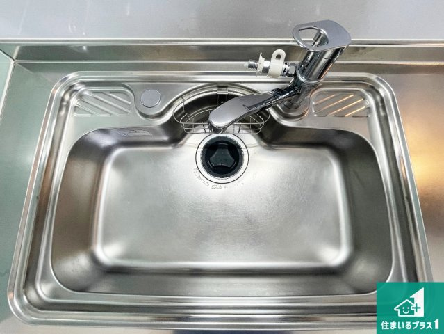 蛇口の先端に浄水器を内蔵しています！原水と浄水、お湯と冷水、シャワーの切替えがワンタッチなので用途によって使い分けられます。
