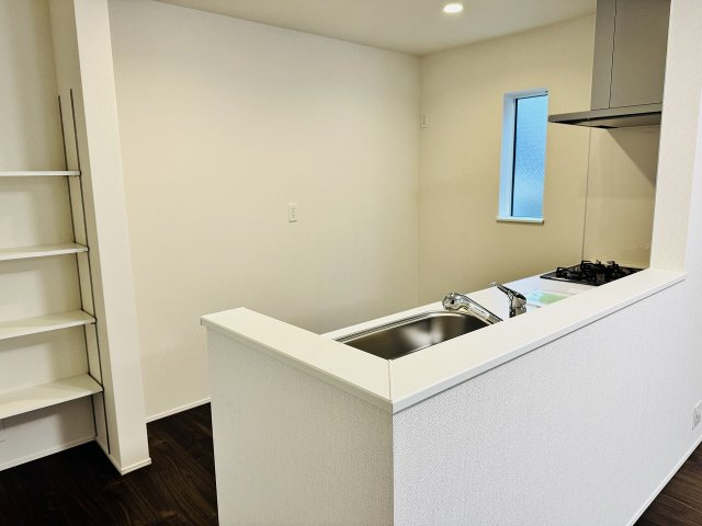 ～キッチン背面には便利な可動棚付き～