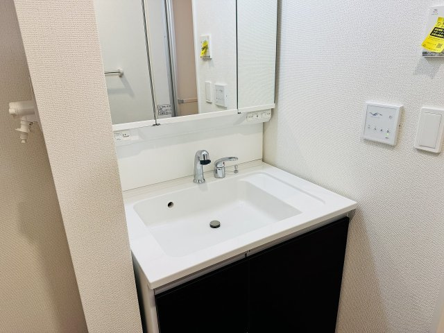 ～3面鏡付きの独立洗面台　細々している物をスッキリ収納出来ます～