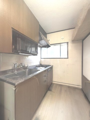 AI加工によって実際のお部屋に置いてある家具や小物を消した画像になり形状等が現況と異なる場合は現況を優先します。