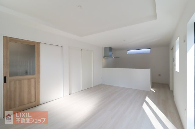 【ダイニング／現地完成写真】家族でくつろげるダイニングです。対面式キッチンでお食事の準備をしながらご家族との会話を楽しめます。ダイニングテーブルを置いてもゆとりのある広さです。