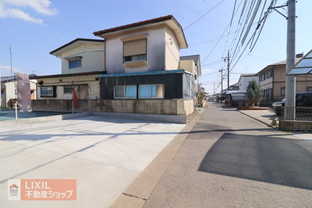【前面道路／現地完成写真】前面道路は約4ｍで、車両のすれ違いや車庫入れには十分です。是非、現地でマイカーの駐車感覚をお確かめになられてください。