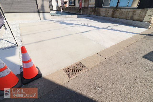【駐車場／現地完成写真】ゆったりとした駐車スペースは、並列3台駐車可能。駐車場はコンクリートで仕上げられており、愛車が汚れづらいです。カーポートもご提案いたします