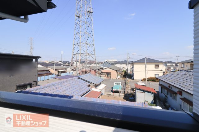 【建物からの眺望／現地完成写真】バルコニーからの景色です。ご覧の通り、隣接した建物との間隔もとれており、日当たりが良好なことが分かります。実際に現地で体感してください。