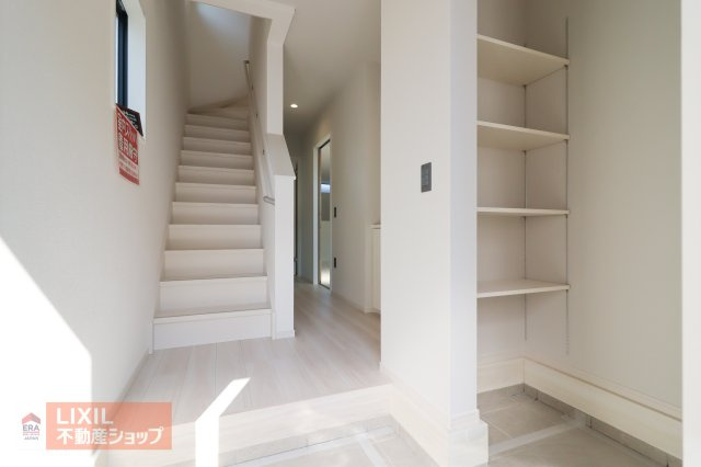 【内装／現地完成写真】リビングの近くに階段が設置されていますので、ご家族と顔を合わせるタイミングが自然と増えます。階段には手すりも設置されていますので安心です。