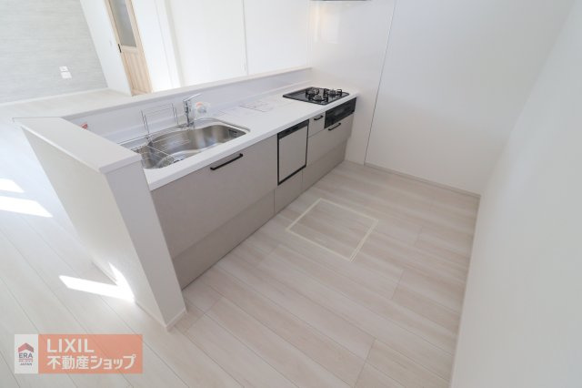 【その他設備／現地完成写真】広々としたシステムキッチン。シンクには便利なシャワーヘッド、伸びるタイプの水栓が標準で設置されています。3クチのガスコンロで、お料理がしやすいです。