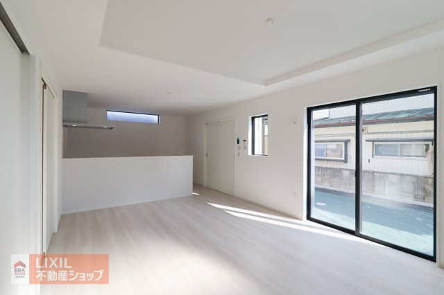 【リビングダイニング／現地完成写真】明るい日差しの入る17帖のリビングは家族団らんの場所にはピッタリです。リビングのどこにいてもキッチンにいるご家族と会話ができます。