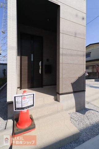 【エントランス／現地完成写真】ゆったりとした玄関。屋根付きのポーチを採用して、雨の日に配慮しています。近くに宅配ボックスを設置することで、より便利になります。