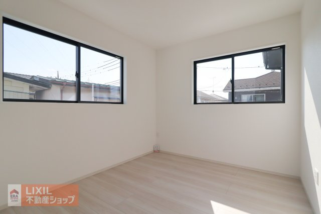 【子供部屋／現地完成写真】2階7.5帖の洋室です。クローゼットがついていますので、学習机、ベッドを設置すると、子供部屋としてはちょうど良いサイズかと思われます。現地でご確認ください。