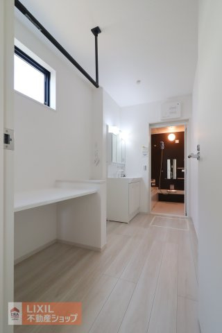 【脱衣場／現地完成写真】浴室の前にございます脱衣場は、ゆったりとしています。脱衣場への目線対策として天井にロールスクリーンを設置するご提案もいたします。