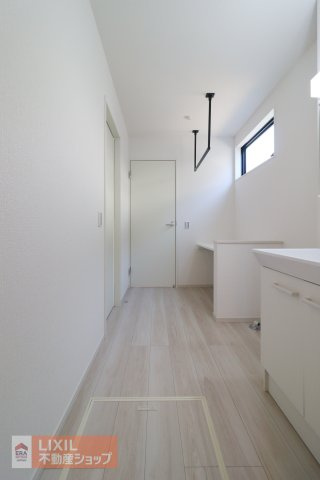 【ランドリースペース／現地完成写真】浴室、脱衣場、洗面台との動線に配慮したランドリールームです。雨の日は浴室の乾燥機能を使うと家事の効率が上がることでしょう。物干しパイプ設置済です。