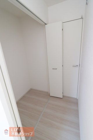 【収納／現地完成写真】奥行のある収納です。大容量の収納ラックなどを置くこともできますので、お荷物の量に合わせて利用することが可能です。