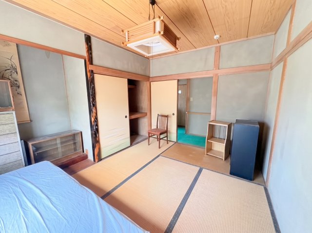 広さを確保した、ゆったりと過ごせる和室です。天井や柱など随所に木の風合いが感じられ、昔ながらの和の趣を楽しめる空間。押入も備えているため、布団や季節用品などをまとめて収納できます。