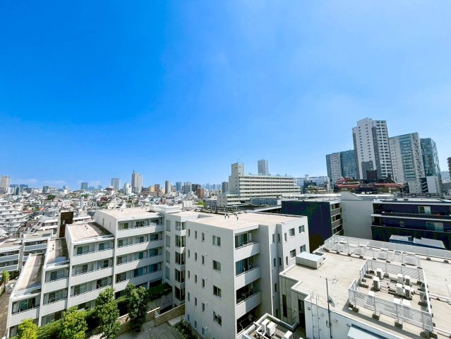 本物件東側眺望（日中）。天気が良い時は特に日当たりが良く、開放的です。遠くまで見渡すことができます。