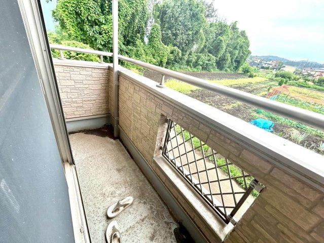バルコニーは、建物内から室外へ楽に出入りできる便利なスペースです。また、バルコニーには手すりを付けることが義務付けられており、手すりの高さは110cm以上で施工することが建築基準法で定められています。