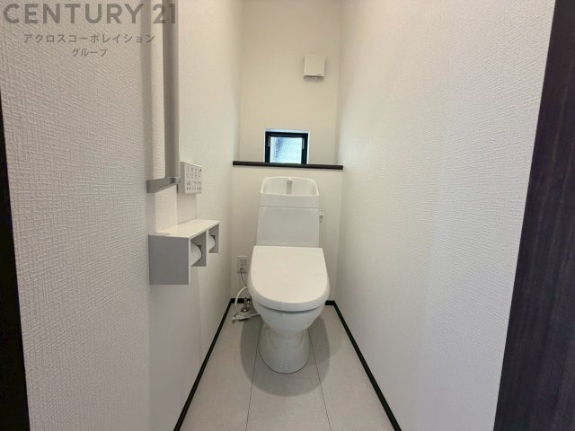温水洗浄便座付トイレは温水洗浄機能により、暖かい水でおしりを洗浄することができ、冷たい水を使う従来の便座に比べ、温水洗浄機能で暖かいトイレを提供し、快適な使用を可能にします。