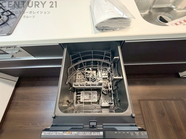食器洗浄乾燥機は手洗いに比べて時間や労力を節約できます。また、高温のお湯で洗浄されるため、雑菌や細菌を殺菌する効果もあります。さらに、乾燥機能があるため、手で拭く手間も省け衛生的に保管できます。