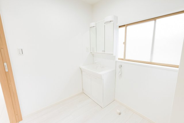 ご家族並んで朝の準備もスムーズにできるゆとりの洗面台