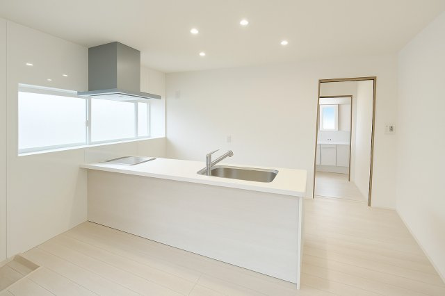 リビングで遊ぶお子様にも目が届く、安心感で選ぶなら対面キッチン