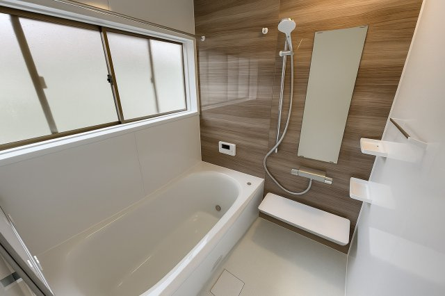 半身浴もゆっくり楽しめる広々浴室でバスタイム