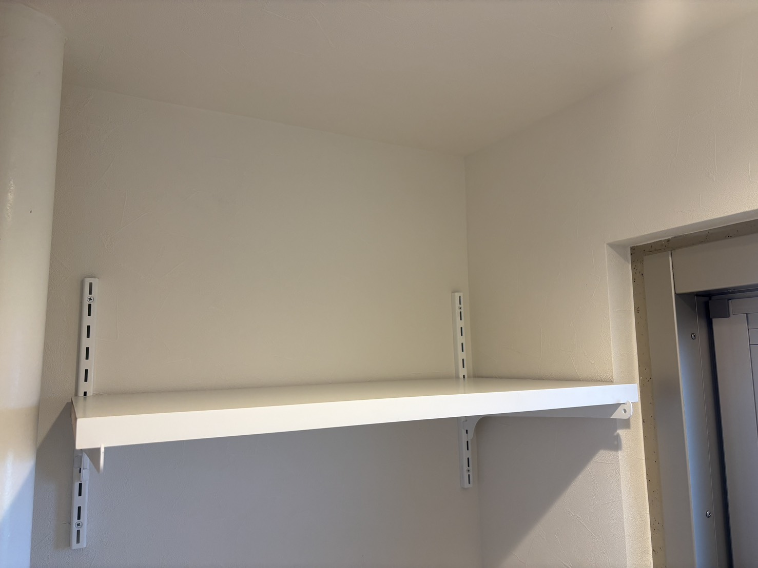 上部に収納があるとすっきりしたトイレが保てますね。