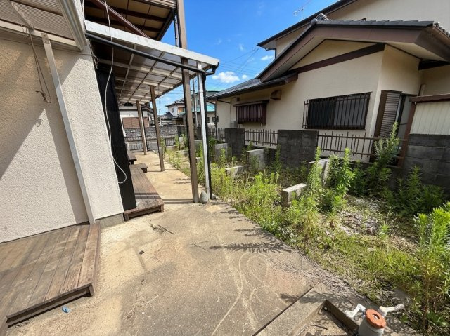 テラス屋根とウッドデッキ付きのお庭。日当たりが良く読書も快適。