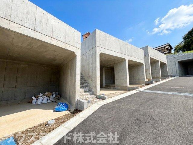 お車を雨風からしっかり守れる、頑丈なビルトイン車庫のある現地周辺の様子です！前面道路はきれいに舗装されており、お出かけ時の車の出し入れもスムーズに行えます。青空が広がる開放的な環境が魅力です！