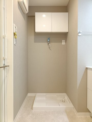 【室内洗濯機置き場】　室内に洗濯機置場を完備。天候に左右されず快適にお洗濯。