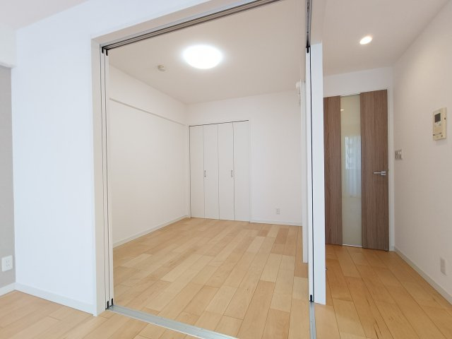 【洋室1　約5.0帖】　落ち着いた雰囲気の洋室。寝室や子ども部屋など、幅広くお使いいただけます。