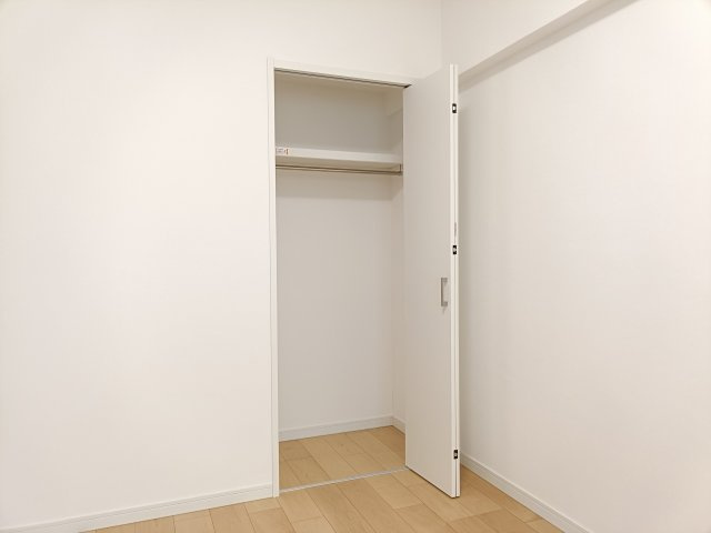 【洋室2　収納】　各部屋に収納を備え、衣類や荷物もすっきり整理できます。