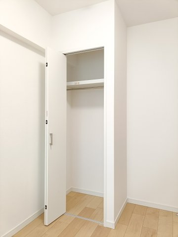 【洋室3　収納】　書類や趣味の道具なども整理しやすい収納力が魅力です。