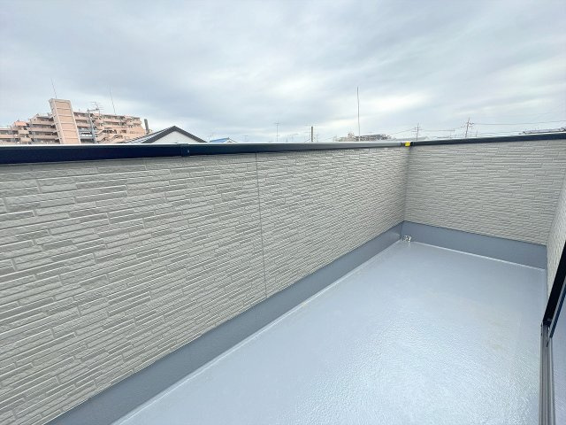 3階バルコニー。開放的な空間で風通し良好です。　