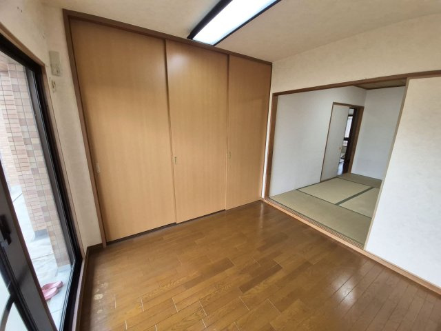 間仕切扉があり、リビングを区分けすることにより、3LDK→4LDKとしても利用できます