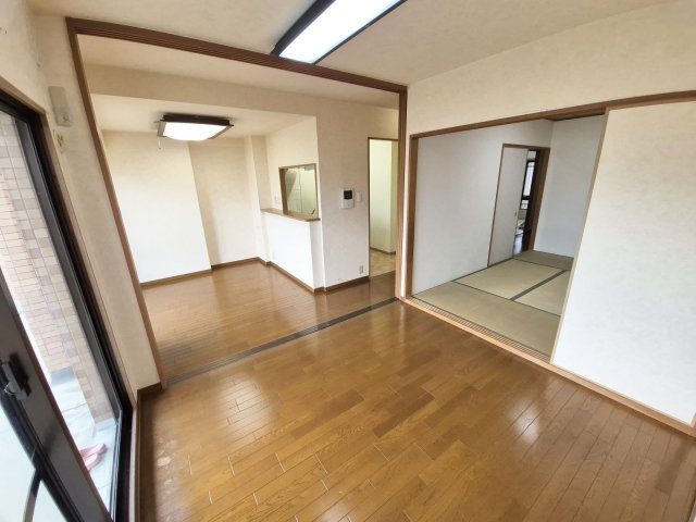 和室と隣接しており繋げることで広々としたリビングとしてご活用頂けます