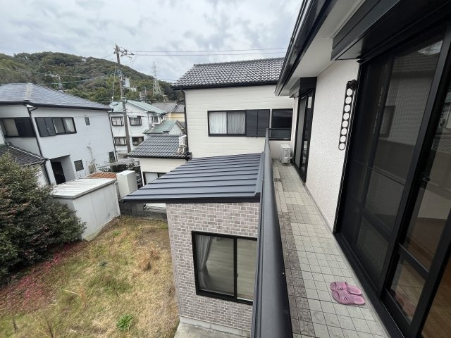 陽当たりの良いバルコニー。洗濯物も気持ちよく乾かせます。