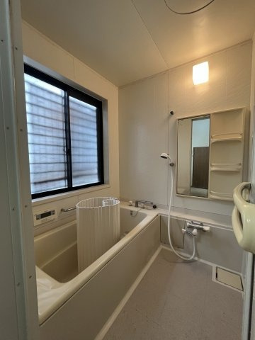窓付きで換気もスムーズ。ゆったりと一日の疲れを癒せるバスルームです。