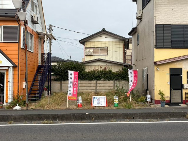 前面道路の幅員は14ｍ！車での出入りやすれ違いがとてもスムーズです。開放感にあふれ、毎日の車の出し入れもストレスフリーです。