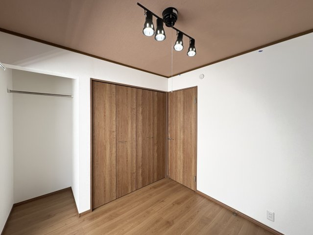 シンプルで使いやすい洋室は、収納力が自慢の一室です。衣類や布団、季節の家電などをたっぷりと収納でき、居室を広々と使えます。日当たりも良く、使い勝手と快適さを両立した空間です。
